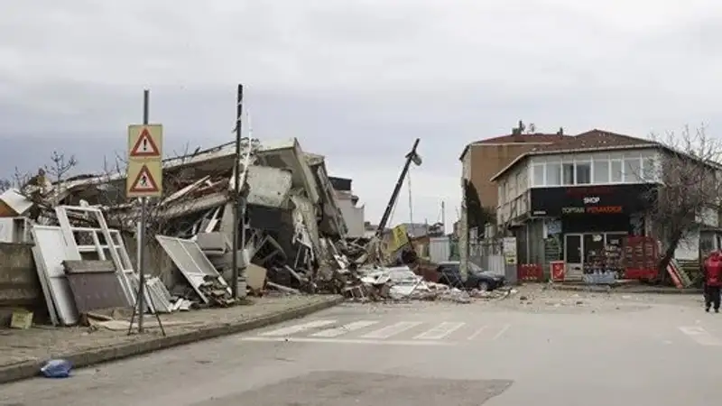 Два дома рухнули в Стамбуле из-за прокладки метро
