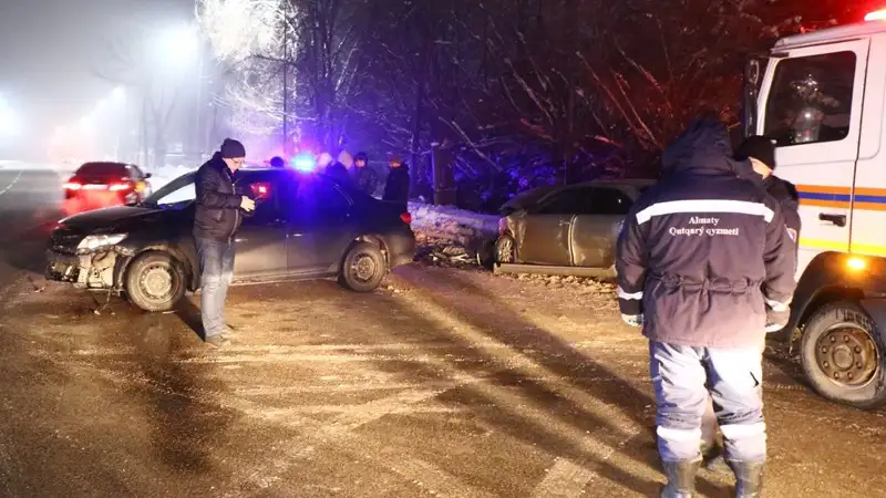 Два авто столкнулись в Алматы, есть пострадавшие 