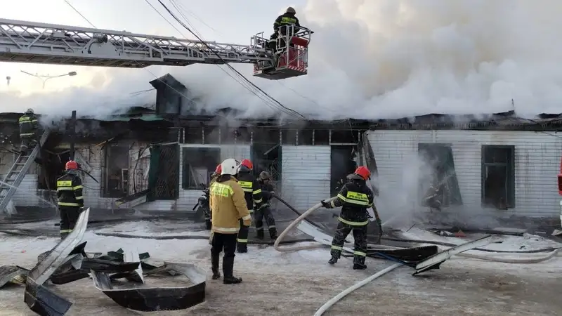 Крупный пожар в магазине потушили в Павлодаре