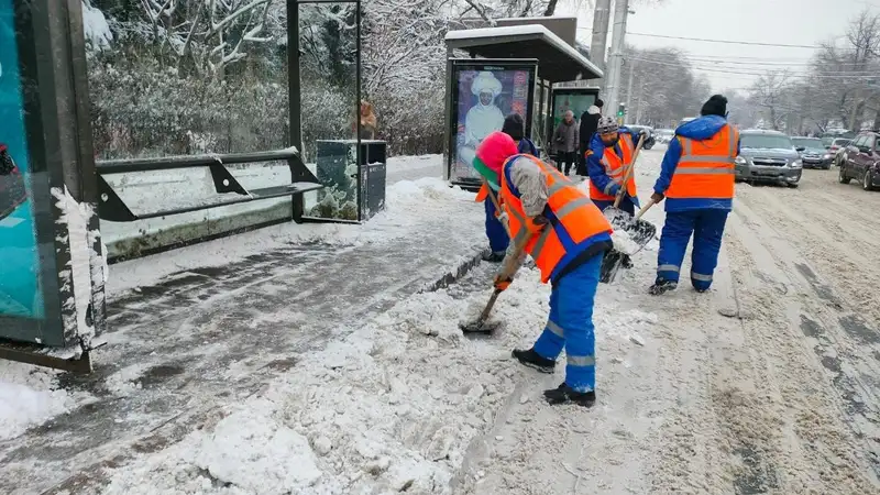 уборка снега, фото - Новости Zakon.kz от 18.01.2024 10:49