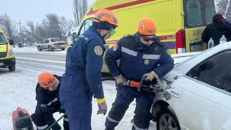Три человека оказались зажатыми в автомобиле после ДТП в Алматинской области , фото - Новости Zakon.kz от 21.01.2024 19:51