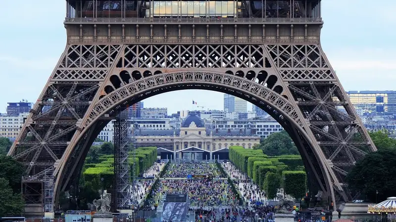 Несколько тысяч человек вышли на митинг в Париже 