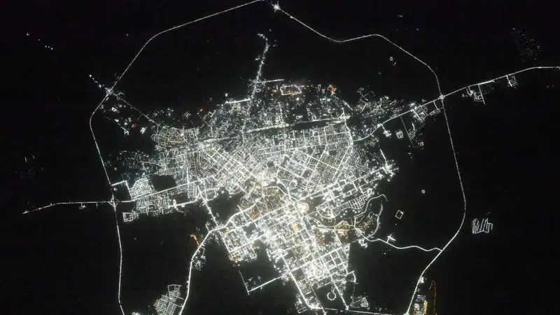 Ночная Астана из космоса: потрясающие снимки сделали космонавты с МКС