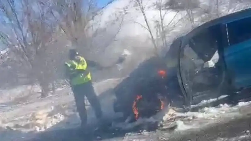 На трассе в Восточном Казахстане загорелось авто