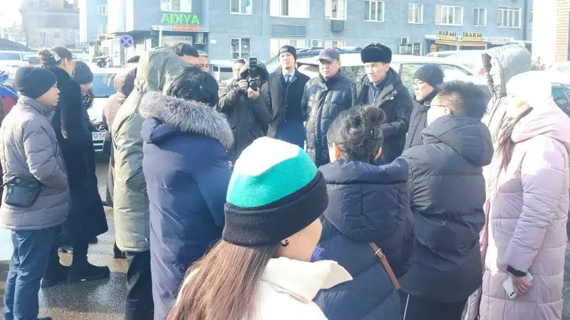 Встреча комиссии с жителями Алматы, чьи дома пострадали от землетрясения, фото - Новости Zakon.kz от 24.01.2024 18:46