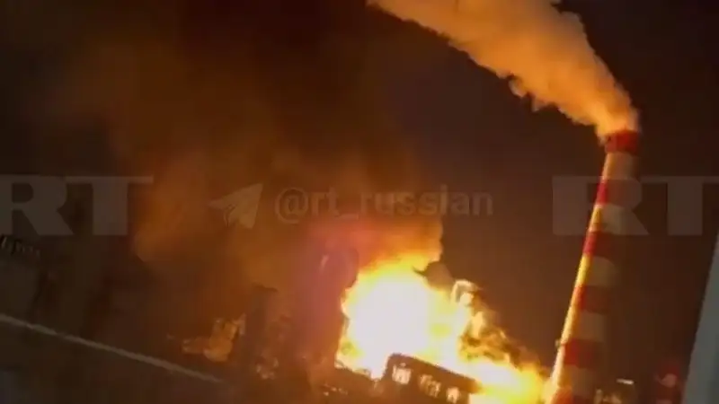 Крупный пожар произошел на территории нефтебазы в Туапсе