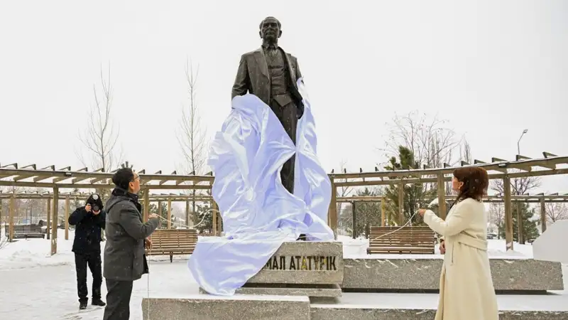 Памятник первому президенту Турции открыли в Алматы