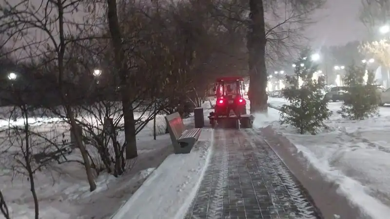 В Алматы начали убирать снег