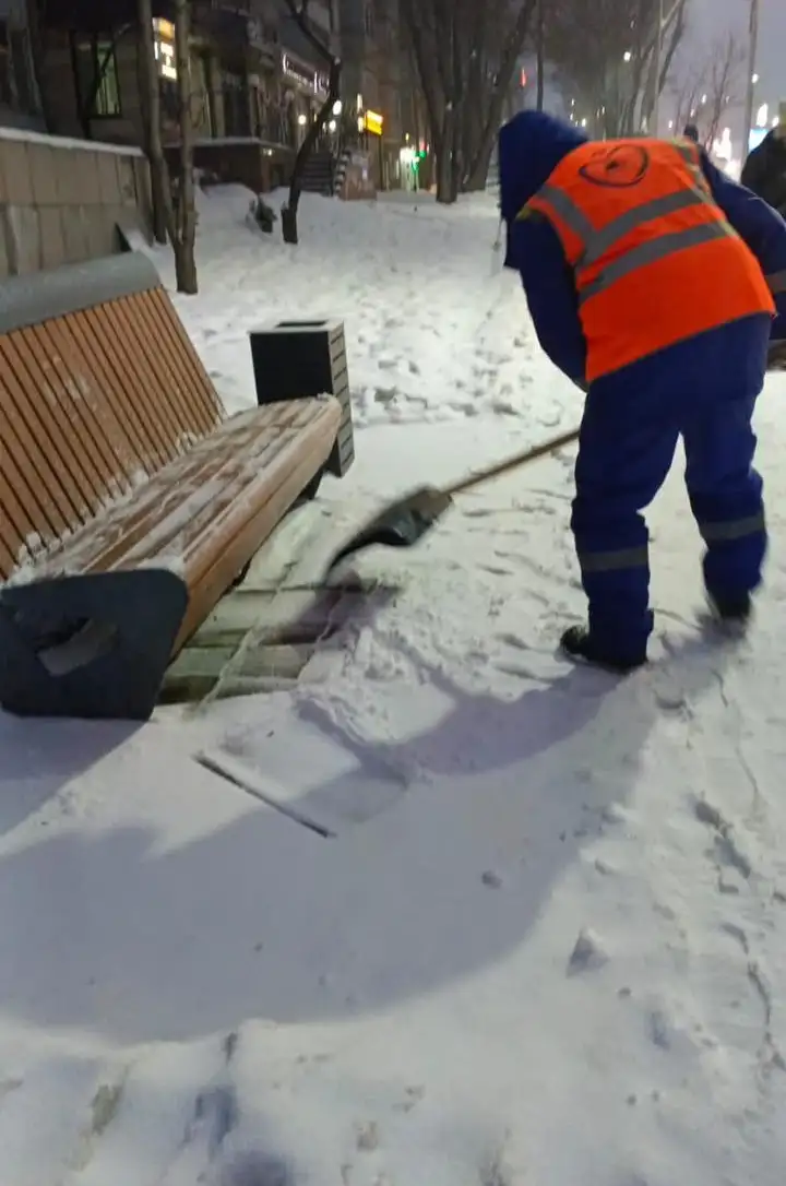 В Алматы начали убирать снег