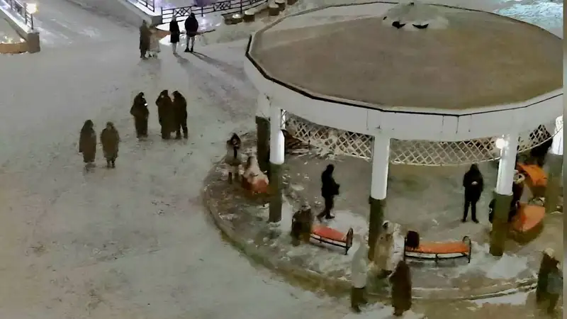 люди после землетрясения в Алматы