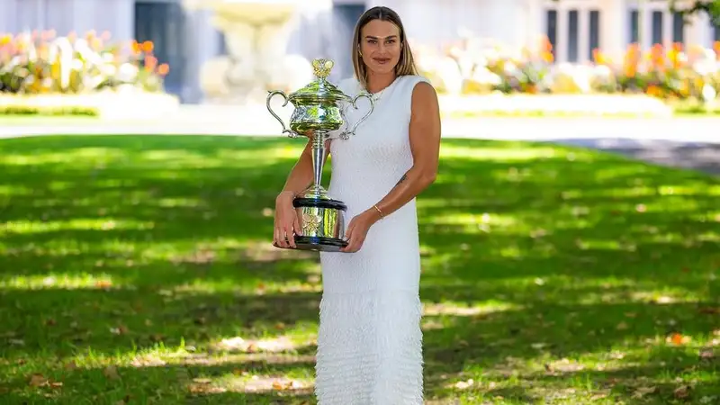 Двукратная чемпионка Australian Open Арина Соболенко провела фотосессию с кубком