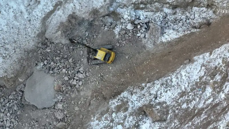 Спасатели добрались до колеса провалившегося под землю автобуса в Павлодарской области