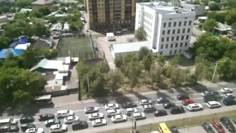 Астанчанин снял на камеру затор после введения одностороннего движения