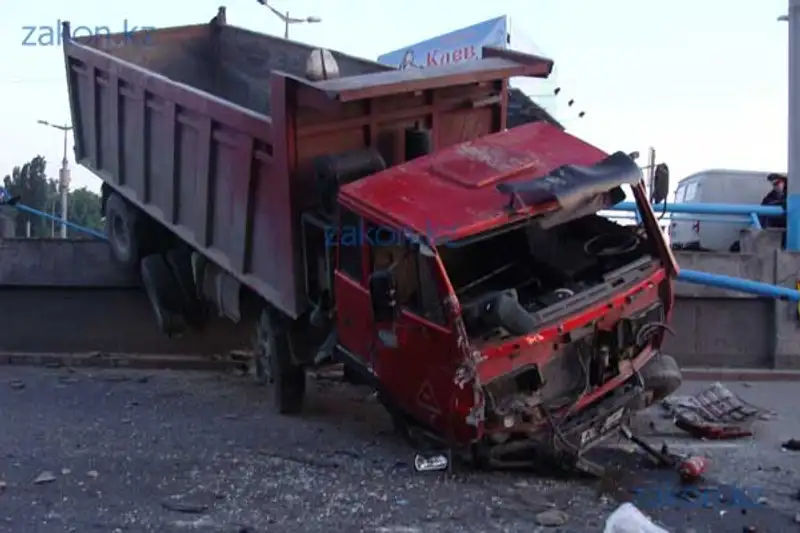 Грузовик «свалился» с моста в Алматы, зацепив внедорожник (фото) Грузовик «свалился» с моста в Алматы, зацепив внедорожник (фото), фото - Новости Zakon.kz от 17.05.2013 17:14