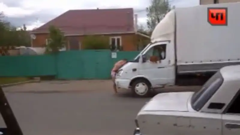 В Краснодаре полуголый наркоман кидался на машины, спасаясь от «темной силы»  