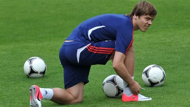 Футболист сборной России не попал на тренировку из-за потерянного загранпаспорта, фото - Новости Zakon.kz от 12.11.2013 19:45