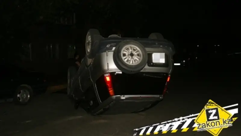 В Алматы водитель Хонды перевернул машину, объезжая собаку