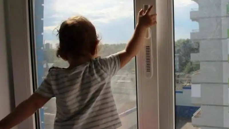 Ребенок выпал из окна пятого этажа в Кокшетау