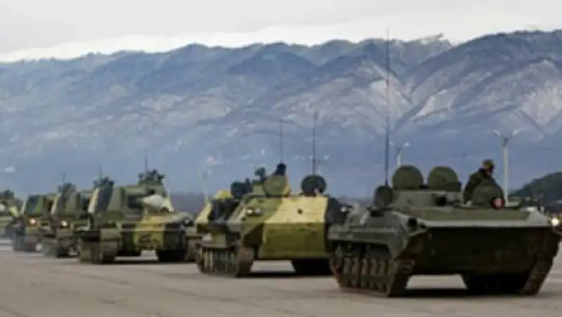Таджикистан стягивает военную технику к границе с Кыргызстаном