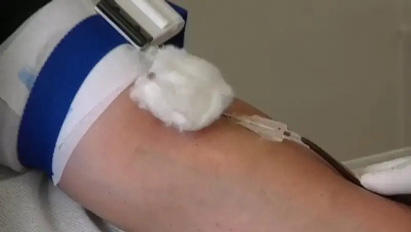 Алматинцы сдают кровь для пострадавших полицейских