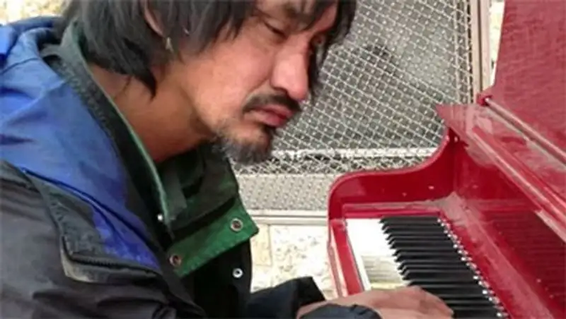 Бездомный пианист-самоучка из Канады стал звездой сети