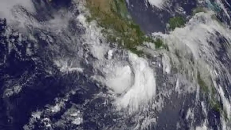 Тропический шторм "Карлос" у берегов Мексики достиг силы урагана