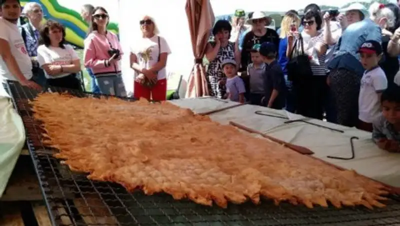 Cамый большой в мире чебурек испекли недавно в Крыму