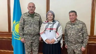 Министр обороны встретился с председателем Комитета солдатских матерей