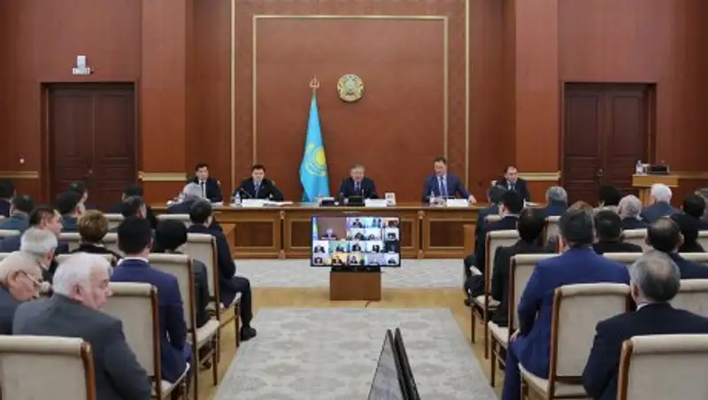 Аким Карагандинской области предложил открыть спецшколу для одаренных детей по IT