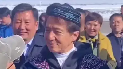 Легендарный Джеки Чан в чапане спел песню на казахском языке, фото - Новости Zakon.kz от 07.03.2023 15:59