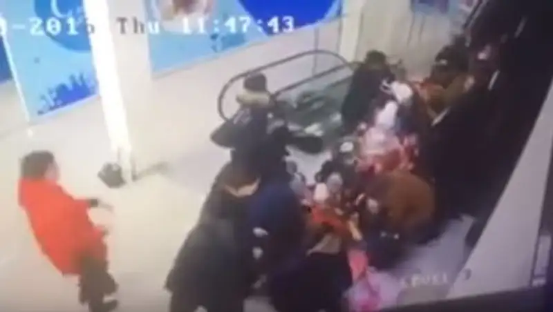 В торговом центре Ставрополя дети упали с эскалатора 