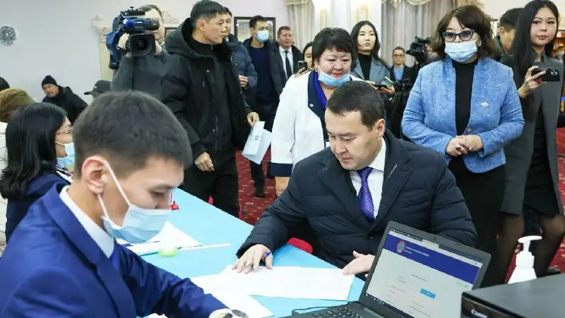 Алихан Смаилов обратился к казахстанцам с избирательного участка, фото - Новости Zakon.kz от 20.11.2022 08:18