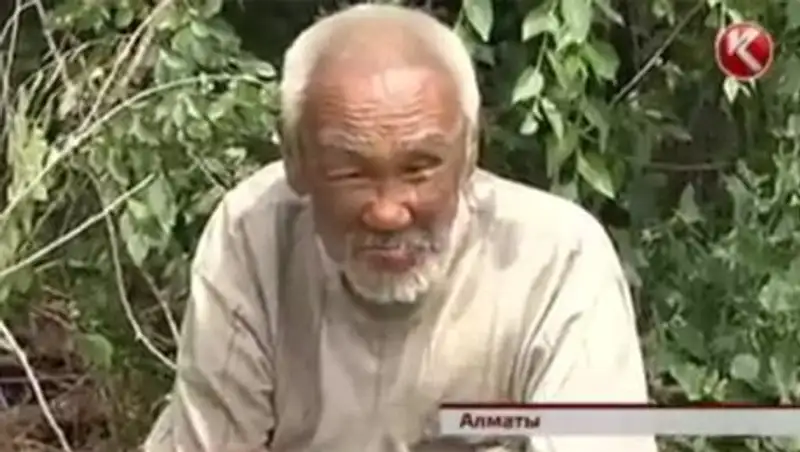 Пожилой мужчина, лежавший у ворот клиники, утверждает, что на улицу его выкинули врачи