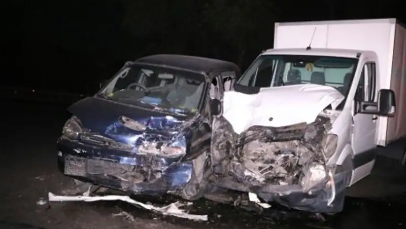 В Алматы Mercedes Sprinter и Delica жестко столкнулись в ста метрах от поста дорожной полиции