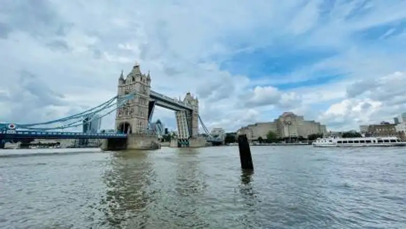 В Лондоне несколько часов не могут опустить Тауэрский мост