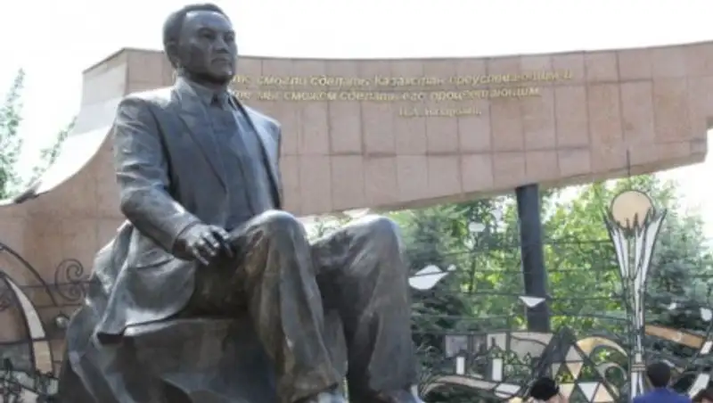 Назарбаев запретил ставить ему памятники