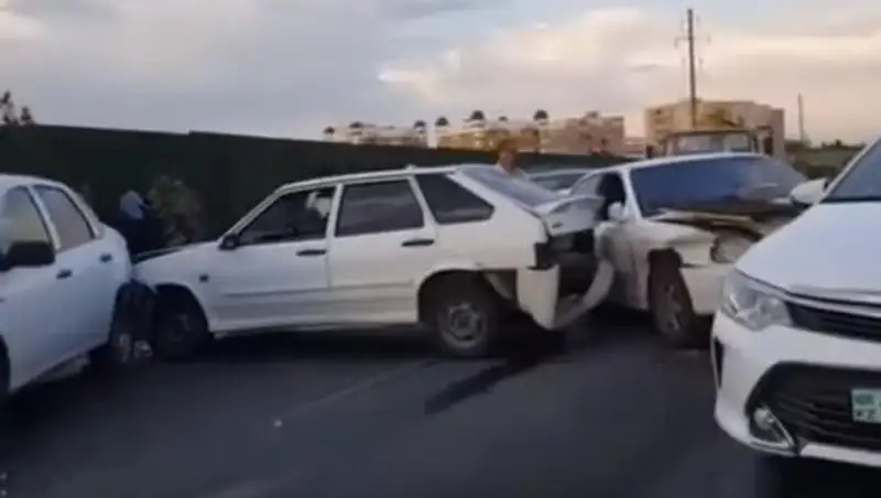Водитель грузовика протаранил семь автомобилей в Шымкенте
