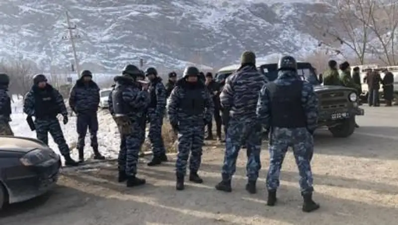 Закидывали друг друга камнями: на таджикско-кыргызской границе произошел конфликт