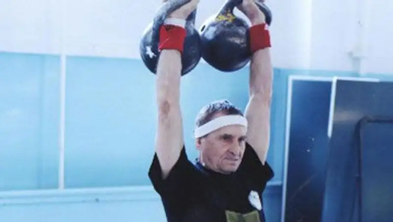 72-летний костанаец победил на чемпионате РК по гиревому спорту