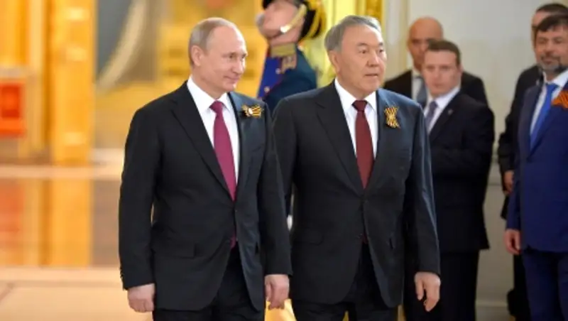 В.Путин подарил Н.Назарбаеву газеты времен Великой Отечественной войны