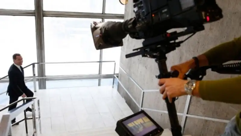 Медведев пообещал индексировать пенсии и зарплаты бюджетников