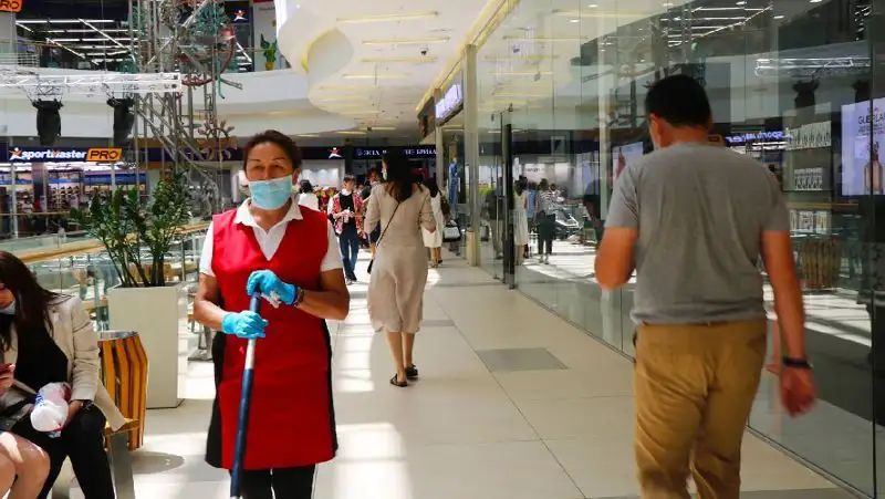 Врач посоветовал носить маски и после их официальной отмены