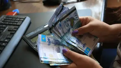 В Нацбанке объяснили укрепление тенге к доллару на 1,7% в октябре, фото - Новости Zakon.kz от 15.11.2022 11:37