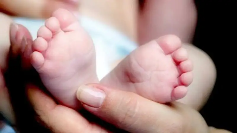 Мать выбросила новорождённого в мусорный бак