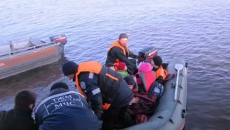 В СКО вода перелилась поверх моста через реку Ишим