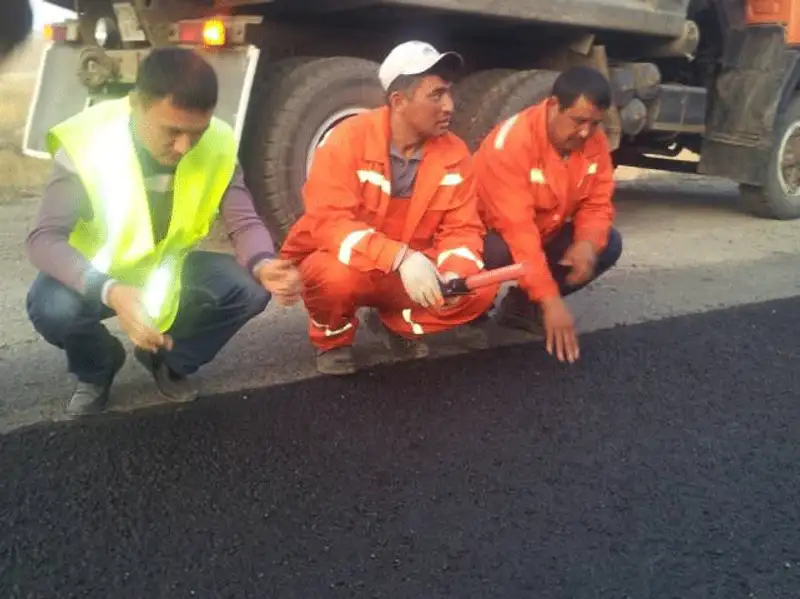 В Казахстане пробуют делать дороги по технологии «микросюрфейсинг» (фото) В Казахстане пробуют делать дороги по технологии «микросюрфейсинг» (фото), фото - Новости Zakon.kz от 23.10.2013 01:11
