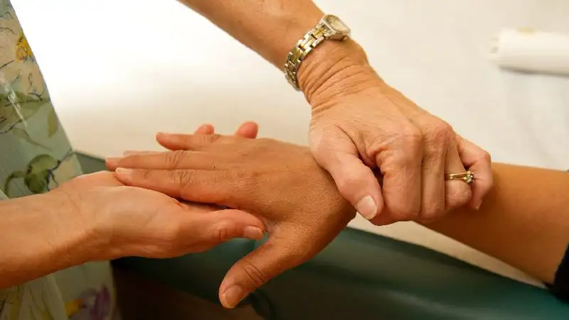 Первая помощь: что такое инсульт и чем он опасен, рассказал невролог