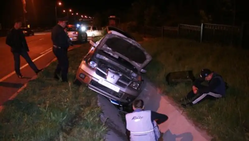 В Алматы на ВОАД машина улетела в арык 