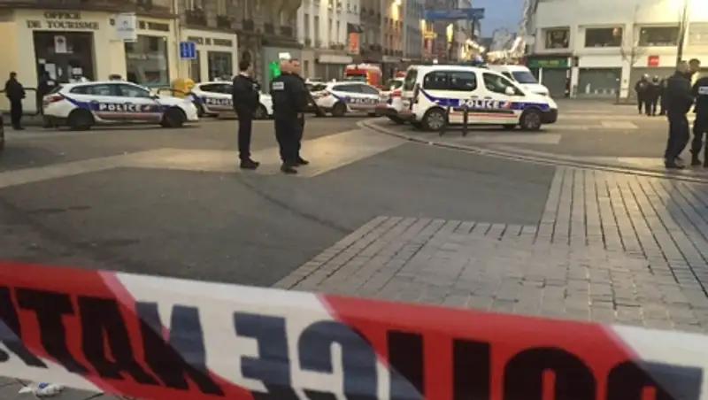 Во Франции назвавшиеся сторонниками ИГ мужчины напали с ножом на учителя еврейской школы