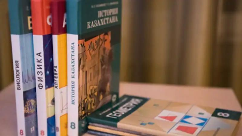 Школьников Алматы на 100% обеспечат учебниками